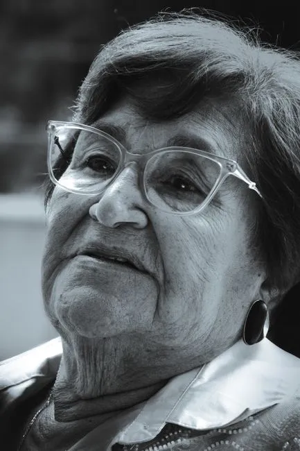 Older adult in Chicago, Illinois connecting with a Medicare-covered online therapist