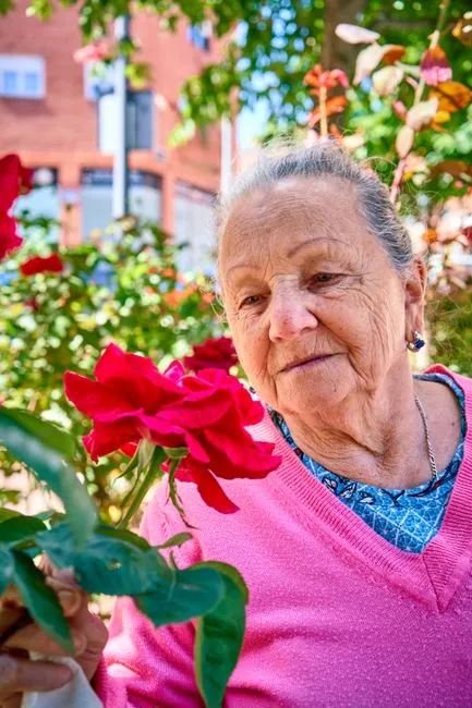 Older adult in Connecticut connecting with a Medicare-covered online therapist