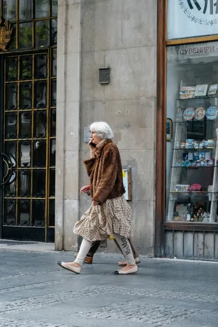 Older adult in Dallas, Texas connecting with a Medicare-covered online therapist