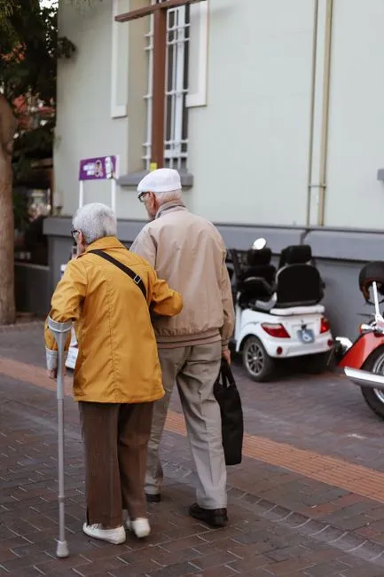 Older adult in Fort Lauderdale, Florida connecting with a Medicare-covered online therapist