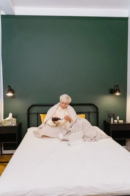 Older adult in Illinois connecting with a Medicare-covered online therapist