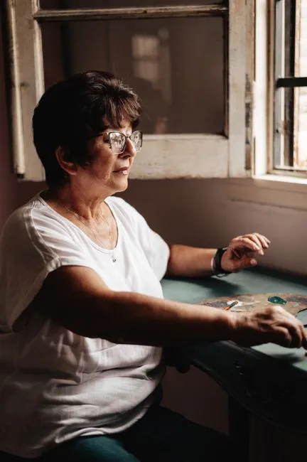 Older adult in Indiana connecting with a Medicare-covered online therapist