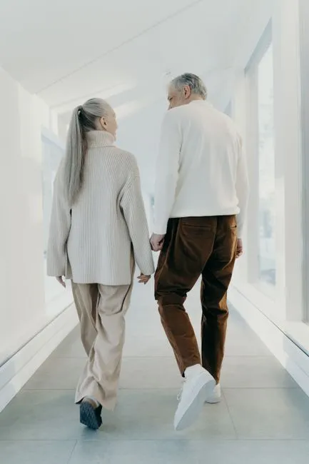 Older adult in Kansas City, Kansas connecting with a Medicare-covered online therapist