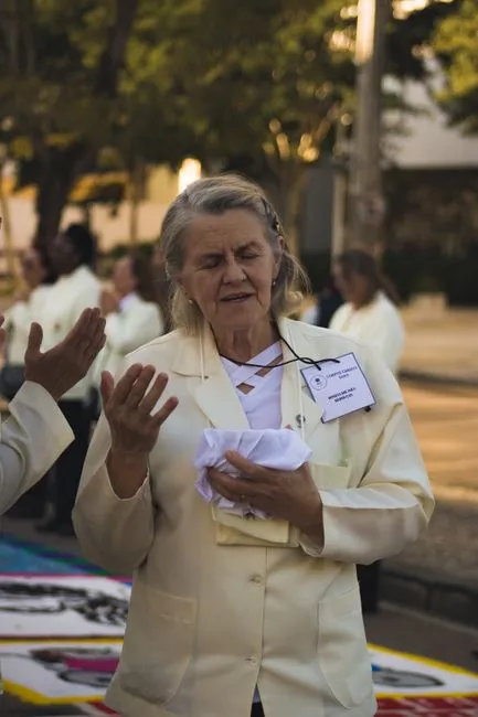Older adult in Kentucky connecting with a Medicare-covered online therapist