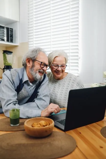 Older adult in Knoxville, Tennessee connecting with a Medicare-covered online therapist