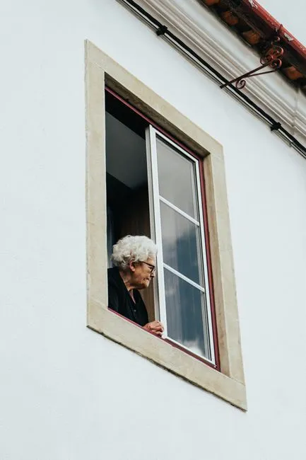 Older adult in Los Angeles, California connecting with a Medicare-covered online therapist