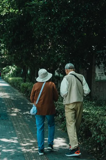 Older adult in Phoenix, Arizona connecting with a Medicare-covered online therapist