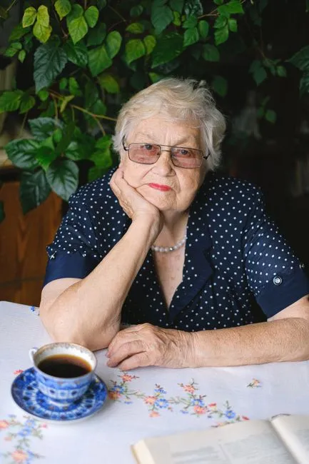 Older adult in Tucson, Arizona connecting with a Medicare-covered online therapist