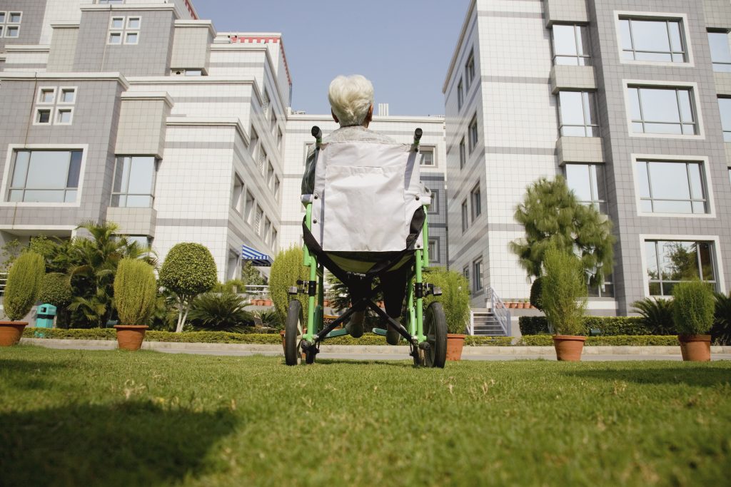 How to Choose the Right Assisted Living Facility for Mom or Dad