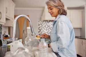 woman washing dishes